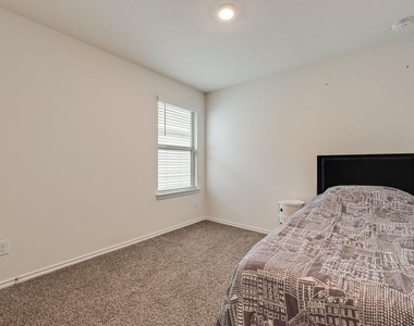 6439 Sand Dune Way - Photo Thumbnail 13
