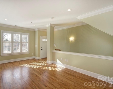 100 N Laurel Avenue - Photo Thumbnail 12