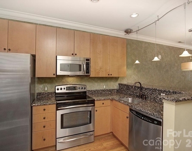 100 N Laurel Avenue - Photo Thumbnail 10