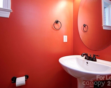 100 N Laurel Avenue - Photo Thumbnail 15