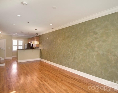 100 N Laurel Avenue - Photo Thumbnail 14