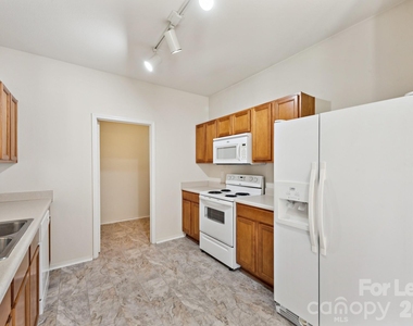8605 Redding Glen Avenue - Photo Thumbnail 6