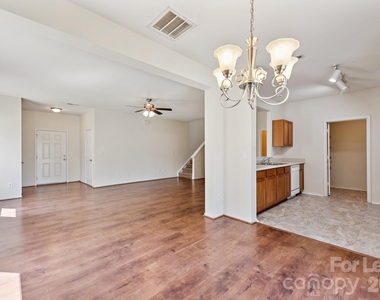 8605 Redding Glen Avenue - Photo Thumbnail 4