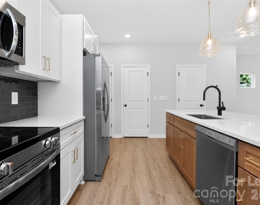 333 N Hoskins Road - Photo Thumbnail 4