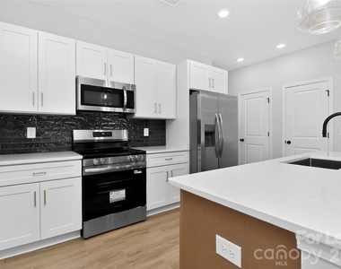 333 N Hoskins Road - Photo Thumbnail 2