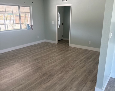 5661 E Avenue T - Photo Thumbnail 5