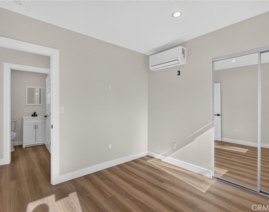 8953 Woodley Ave - Photo Thumbnail 19