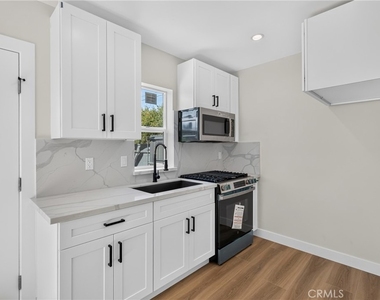 8953 Woodley Ave - Photo Thumbnail 10