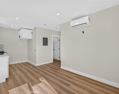 8953 Woodley Ave - Photo Thumbnail 5