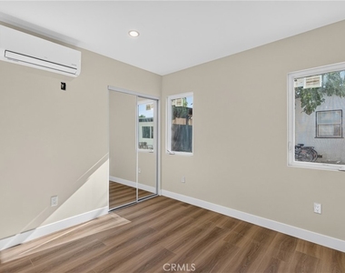 8953 Woodley Ave - Photo Thumbnail 18