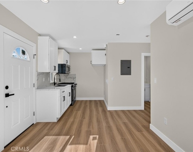 8953 Woodley Ave - Photo Thumbnail 7