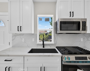 8953 Woodley Ave - Photo Thumbnail 11