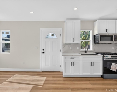 8953 Woodley Ave - Photo Thumbnail 4