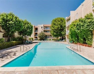 18307 Burbank Boulevard - Photo Thumbnail 15