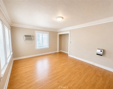 410 E Eagle Street - Photo Thumbnail 1