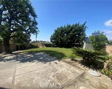 11095 Begonia Avenue - Photo Thumbnail 32