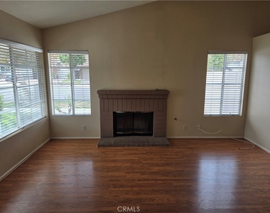 1068 Smoketree Drive - Photo Thumbnail 5