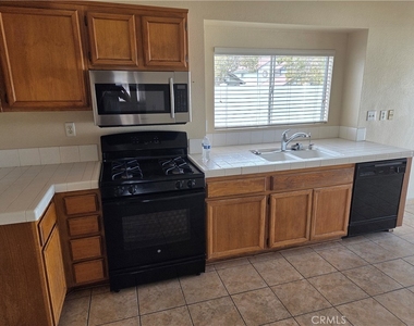 1068 Smoketree Drive - Photo Thumbnail 7