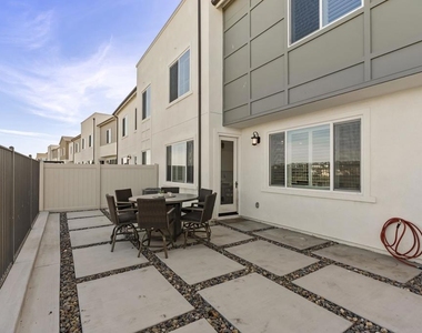 821 Mateo Street - Photo Thumbnail 23
