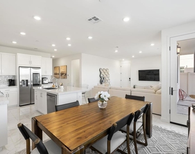 821 Mateo Street - Photo Thumbnail 8