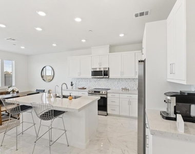 821 Mateo Street - Photo Thumbnail 3