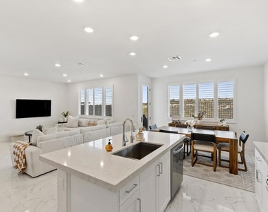 821 Mateo Street - Photo Thumbnail 4