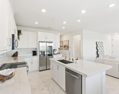 821 Mateo Street - Photo Thumbnail 5