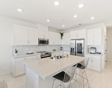 821 Mateo Street - Photo Thumbnail 2