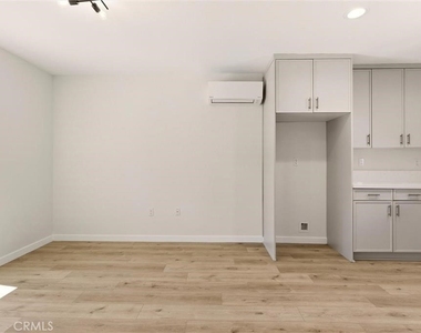 2155 Euclid Avenue - Photo Thumbnail 5