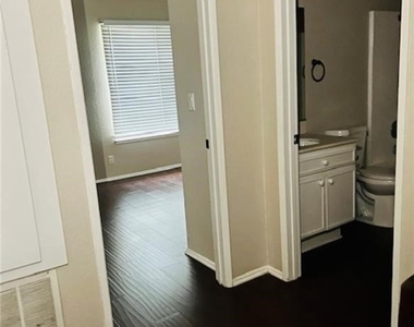 5640 Riverside Dr - Photo Thumbnail 6