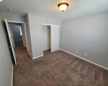 577 Rockingham Way - Photo Thumbnail 14