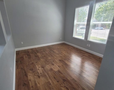 577 Rockingham Way - Photo Thumbnail 6