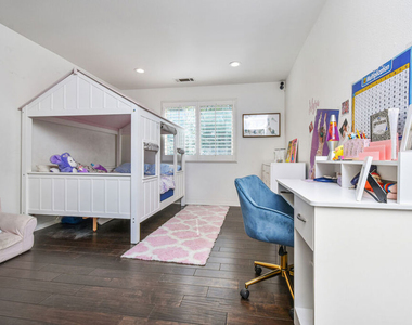 15525 Morrison Street - Photo Thumbnail 15
