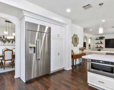 15525 Morrison Street - Photo Thumbnail 7