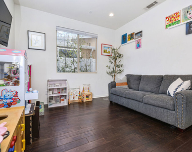 15525 Morrison Street - Photo Thumbnail 9