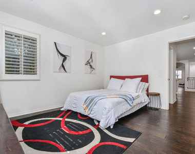 15525 Morrison Street - Photo Thumbnail 14