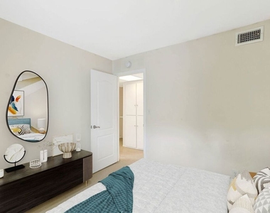 10239 White Oak Avenue - Photo Thumbnail 16