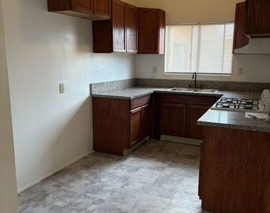 510 W Hyde Park Boulevard - Photo Thumbnail 1
