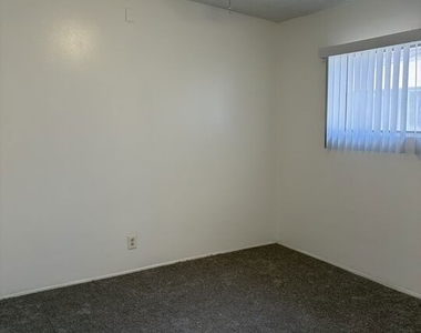 510 W Hyde Park Boulevard - Photo Thumbnail 4