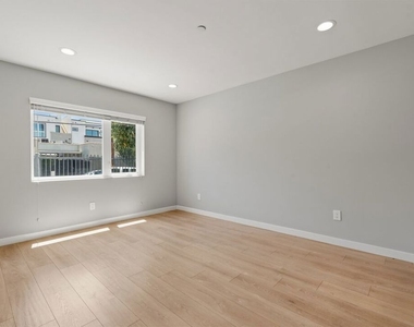 6119 Fountain Avenue - Photo Thumbnail 5