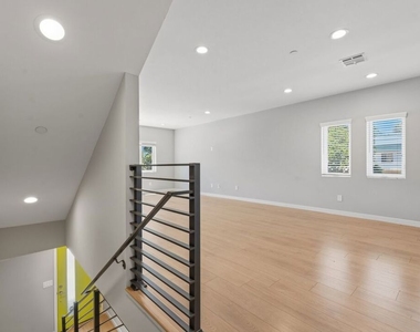 6119 Fountain Avenue - Photo Thumbnail 9