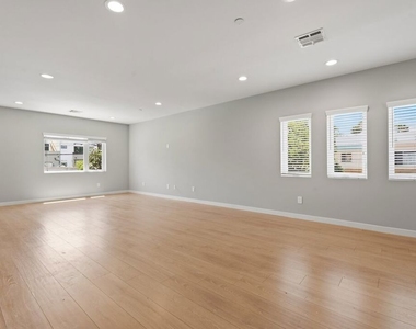 6119 Fountain Avenue - Photo Thumbnail 10
