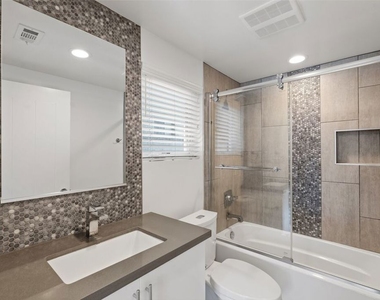 6119 Fountain Avenue - Photo Thumbnail 8