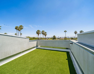 1223 N Hayworth Avenue - Photo Thumbnail 11