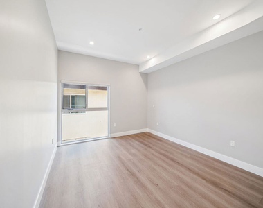 1223 N Hayworth Avenue - Photo Thumbnail 13