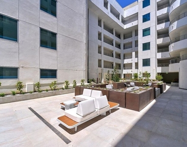 510 S Oxford Avenue - Photo Thumbnail 1