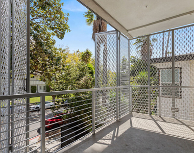 1223 N Hayworth Avenue - Photo Thumbnail 6