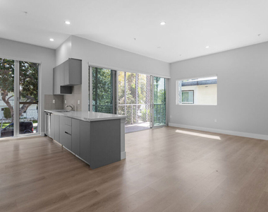 1223 N Hayworth Avenue - Photo Thumbnail 2