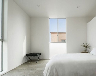 1040 S Mariposa Avenue - Photo Thumbnail 8