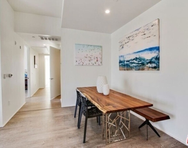 1040 S Mariposa Avenue - Photo Thumbnail 13